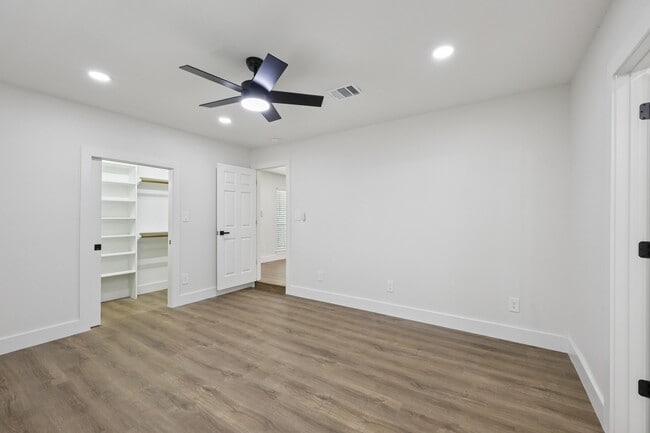 Building Photo - 5475 Sunbury Dr