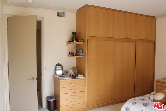 Building Photo - 10400 La Grange Ave