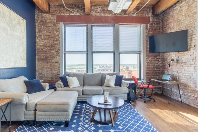 Building Photo - 308 W 8th St