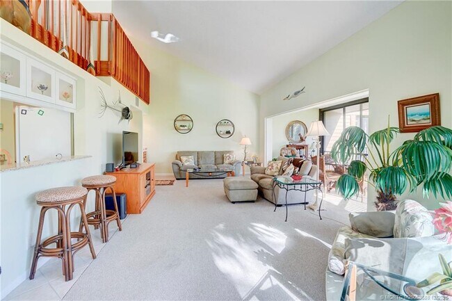 Building Photo - 233 NE Edgewater Dr