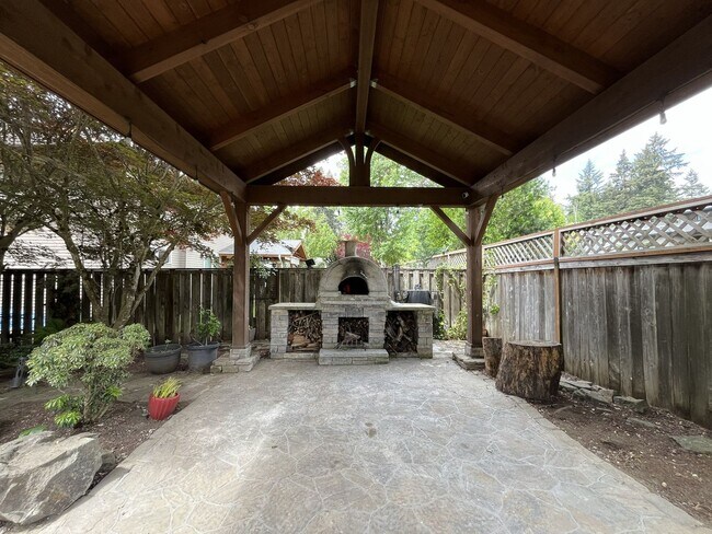 Building Photo - Luxury 5 Bedroom Home with Soaking Tub, Chef’s Kitchen & Expansive Primary Suite