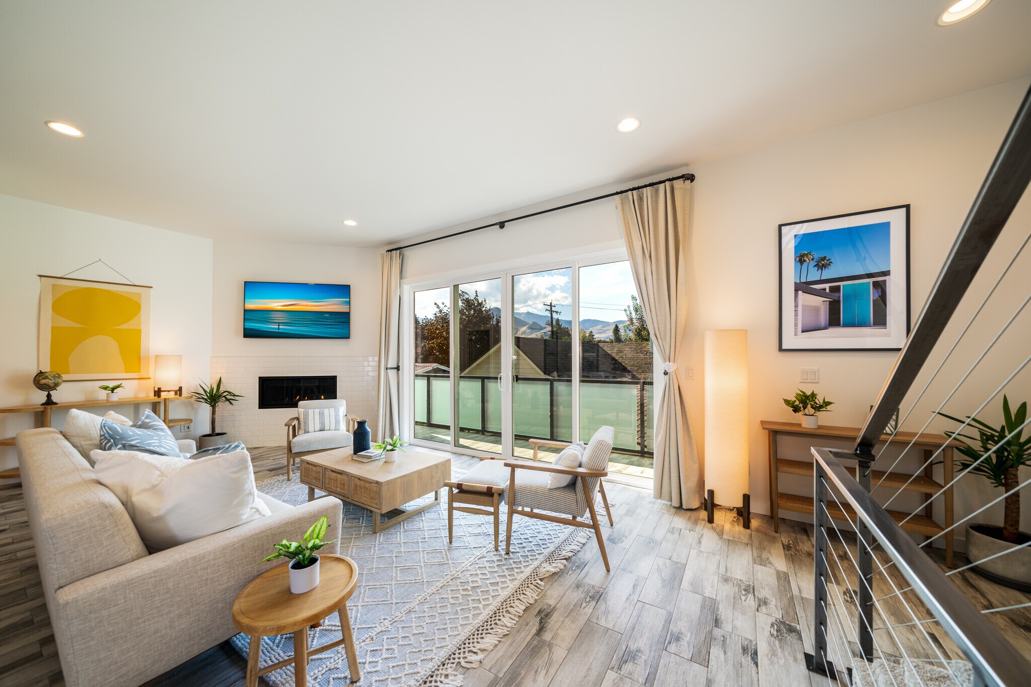 Living Room/Balcony - 823 Orondo Ave