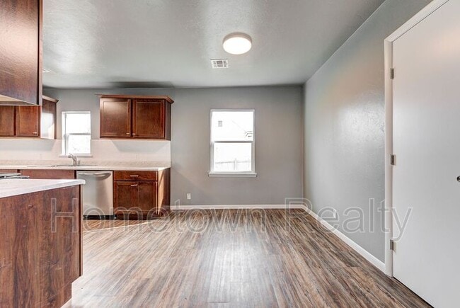 Building Photo - 1103 N Louisa Ave