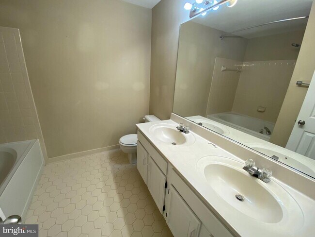 Building Photo - Inviting Townhome Living in Desirable Reston Community