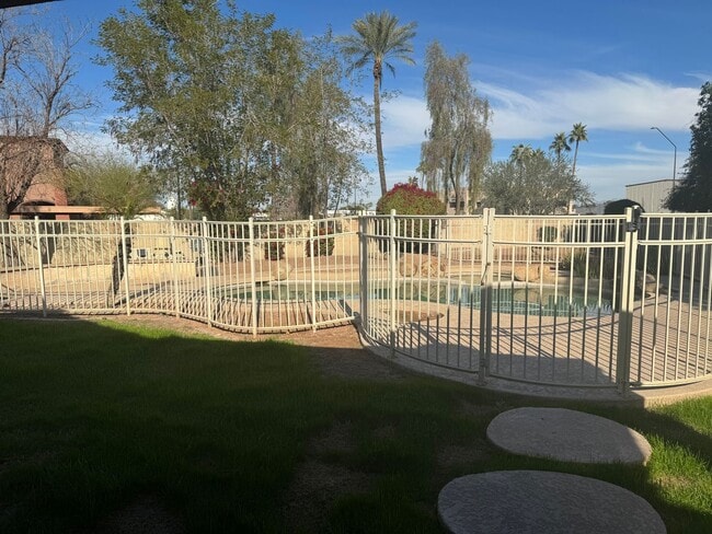 Building Photo - GORGEOUS 3 BEDROOM 2 BATH CUL DE SAC HOME FOR RENT