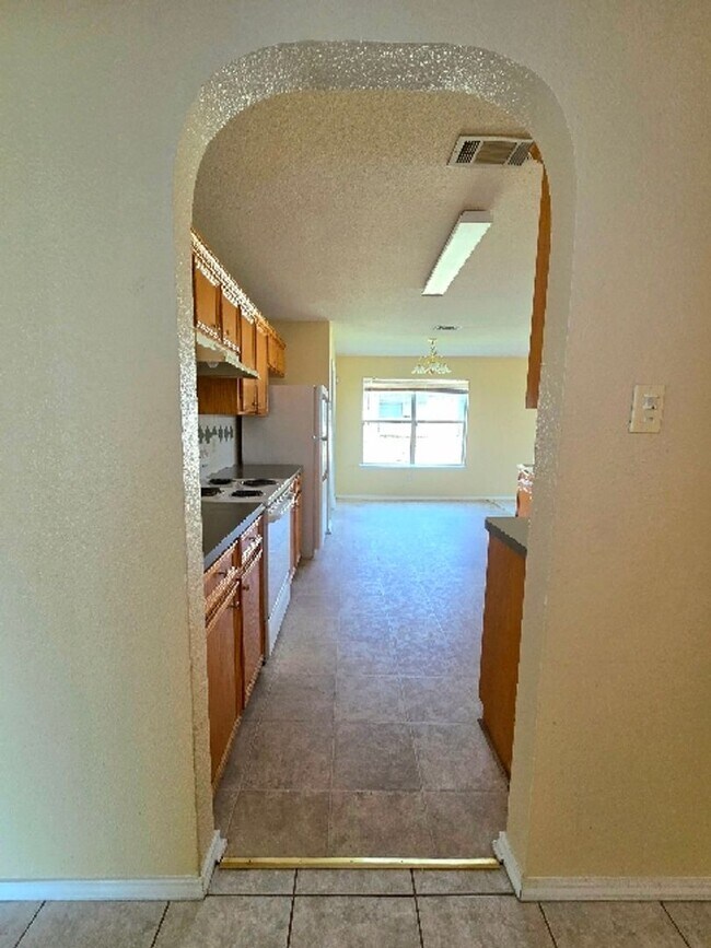 Building Photo - SPACIOUS 2 STORY HOUSE / SPACIOUS YARD / C...