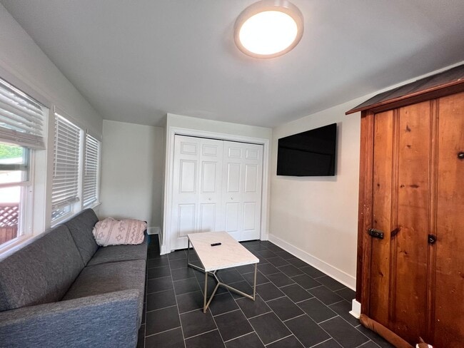 Building Photo - Fully Updated Home in San Leandro Available for Rent!!