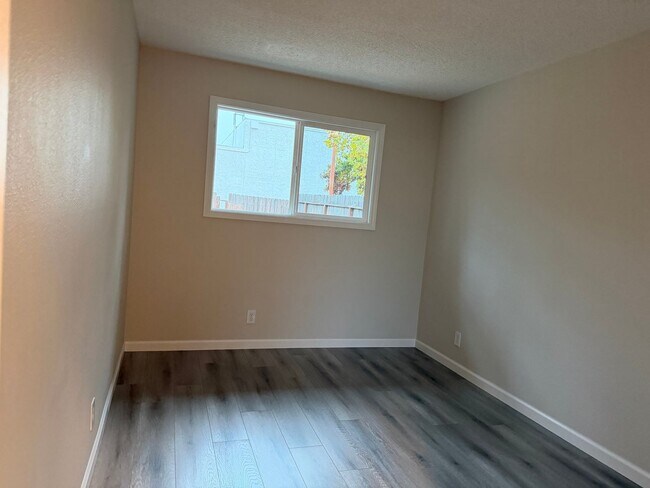 Building Photo - 5417 E Knoll Dr