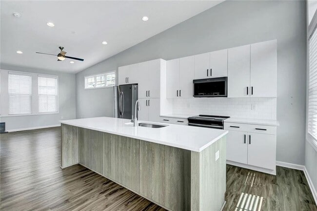 Building Photo - 900 Brees Ct