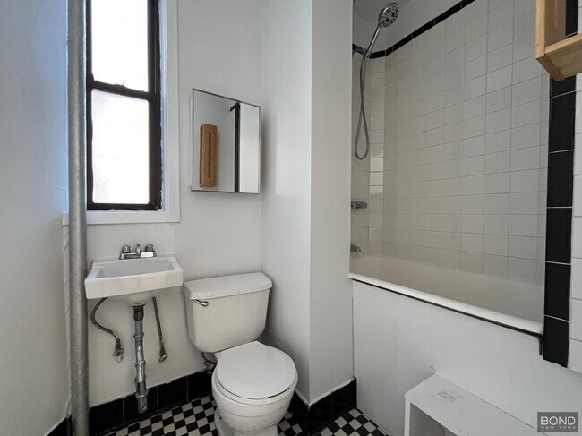 Building Photo - 164 Mott St