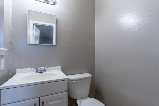 Building Photo - Charming 5-bedroom, 1.5-bathroom home