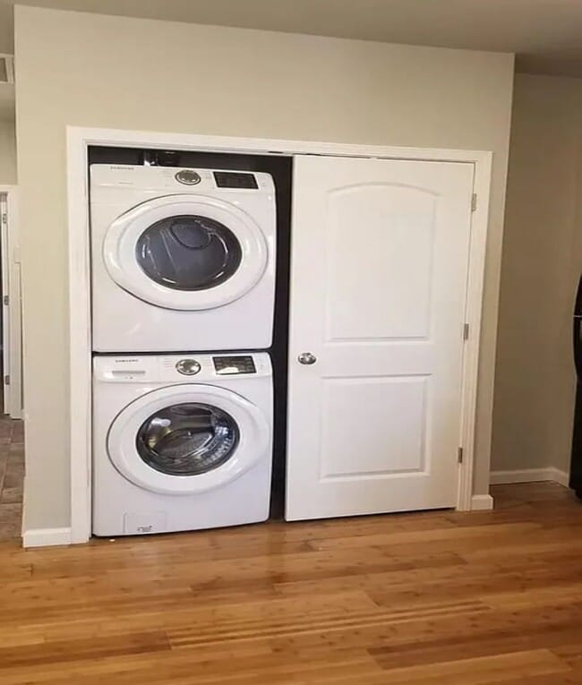 Building Photo - 3 Bedroom Downtown!