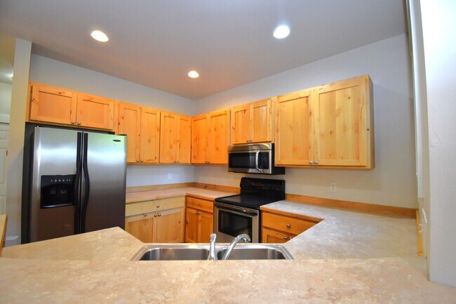 Building Photo - Fantastic end unit condo in Westgate subdi...