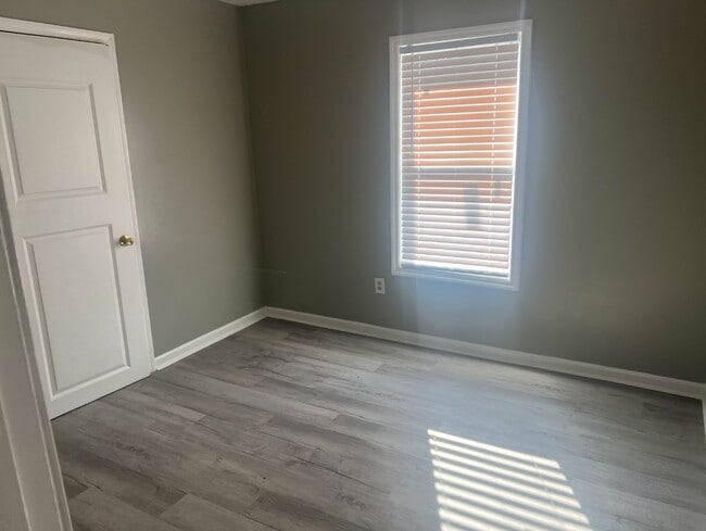 Building Photo - 3103 Lincoln Dr