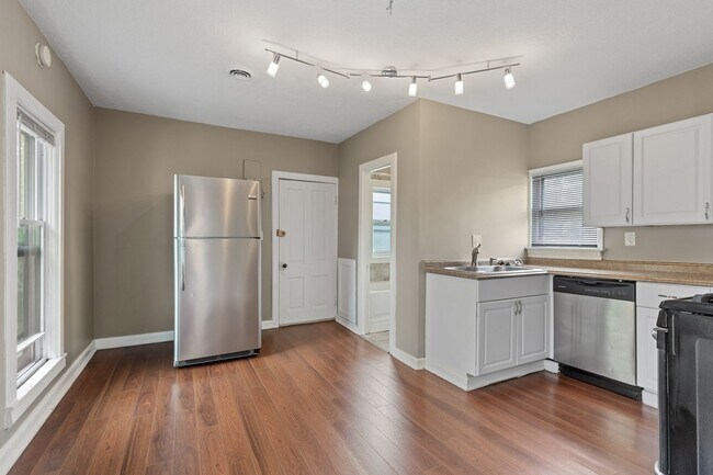 Building Photo - 3BR/1Bath + Office Area Available Sept 12t...