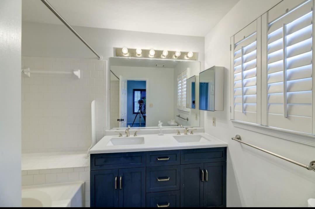 Master Bathroom - 6942 Malachite Pl