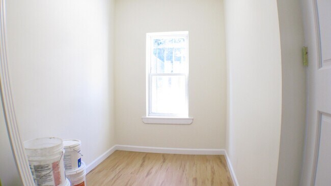 Building Photo - Garden 1.5-Bed/1-Bth Renovated Bed (1+ Off...