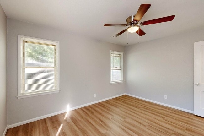 Building Photo - Charming 2-Bedroom Cottage with Big Backyard