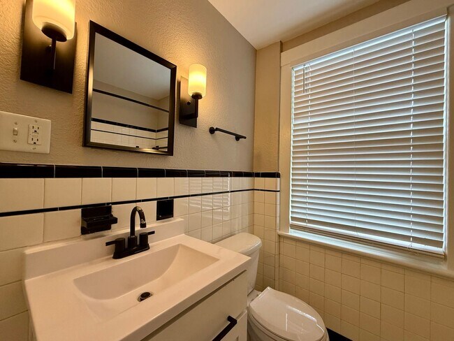 Building Photo - Charming 4-Bedroom Home with Modern Updates, Large Yard & Garage – Pet Friendly!