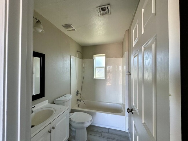 Building Photo - 561 S Meridian Rd