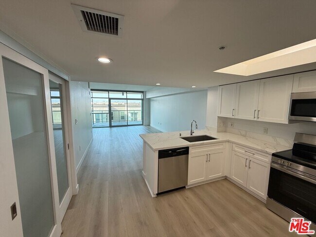 Building Photo - 13700 Marina Pointe Dr