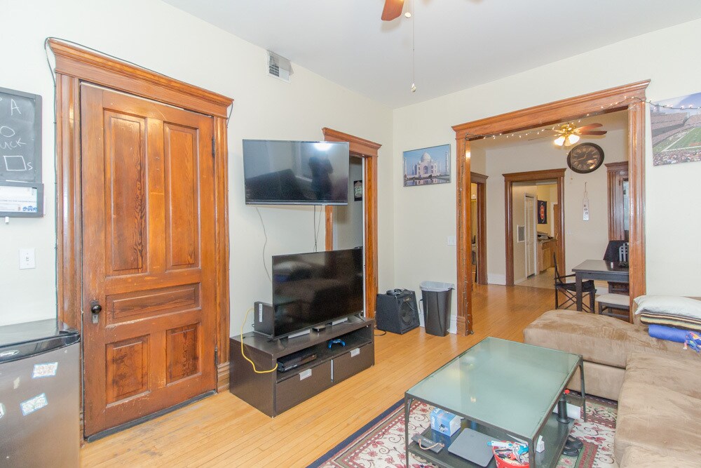 Building Photo - 3727 N Marshfield Ave