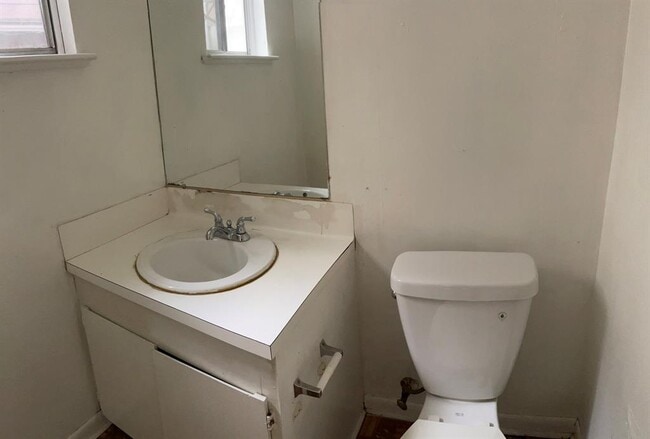 Building Photo - 2304 Mission Hill Dr