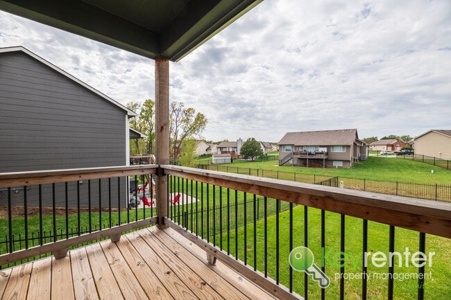 Building Photo - 5 Bedroom 3 Bath Home close to schools and shopping!