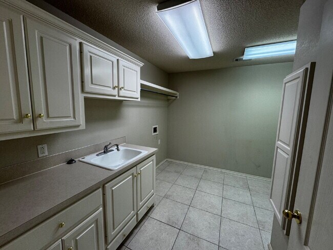 Building Photo - Stunning 2-Bedroom Lubbock Home with Cozy ...