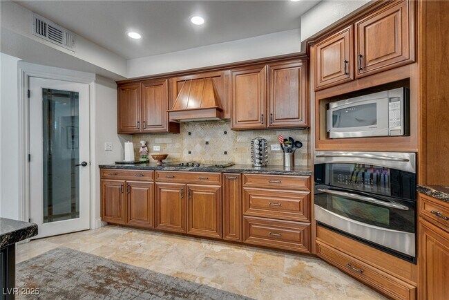 Building Photo - 840 Pinehurst Dr