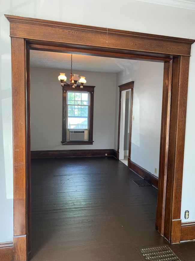 Building Photo - 206 E 10th St