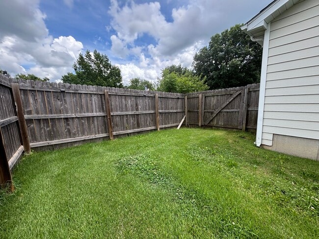 Building Photo - 3 Bedroom 2 bath