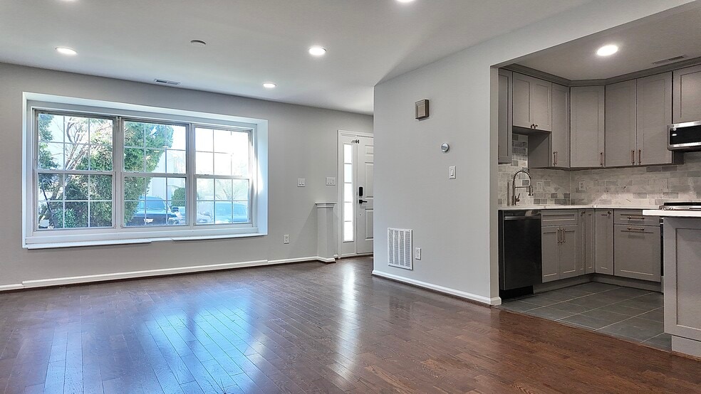 Spacious loving area - 603 Kirby Way