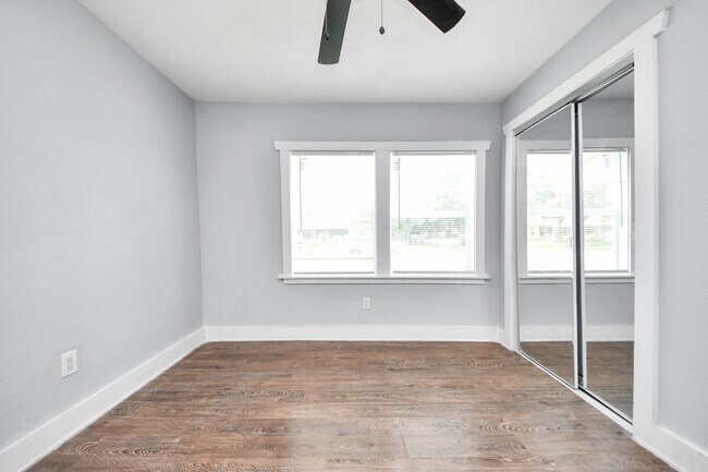 Building Photo - 5738 Kenilwood Dr
