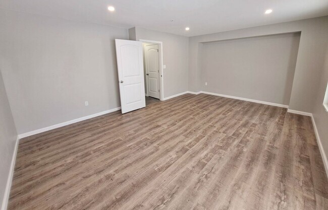 Building Photo - 3 Bed / 2-1/2 Bath  Single Family Town Home w/Attached1 Car Garage