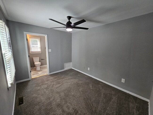 Building Photo - 3907 E Chatham Dr