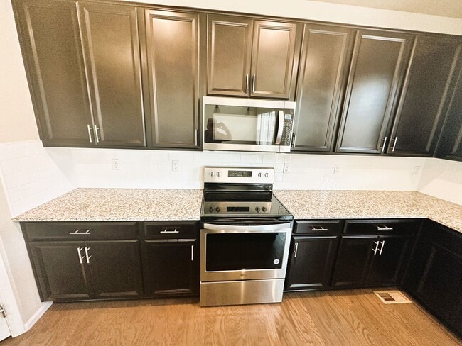 Building Photo - Beautiful 3 Bedroom Home (Available Immedi...