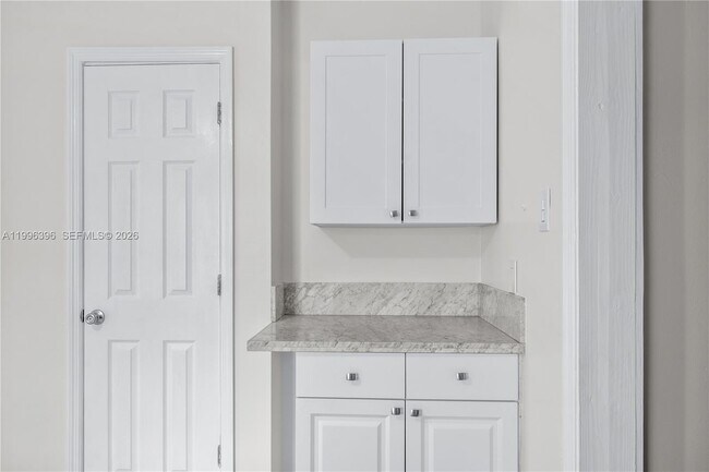 Building Photo - 1041 NE 9th Ave