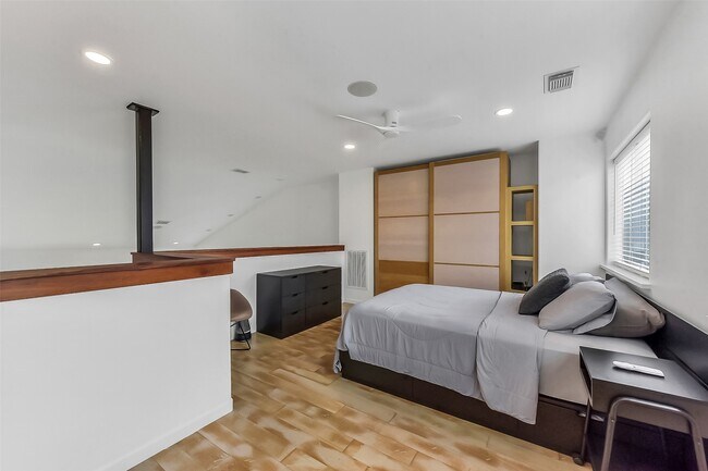 Building Photo - 1813 Crockett St