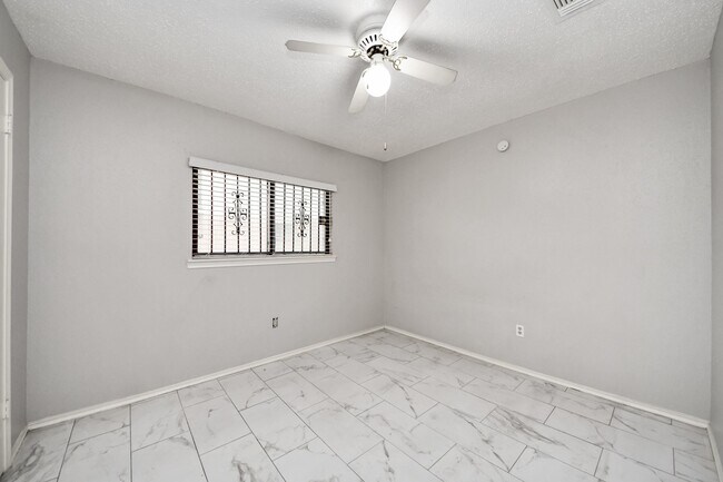 Building Photo - 527 Oakdale Dr