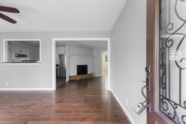 Building Photo - 2560 Memorial Dr