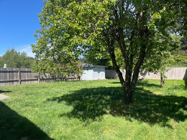 Building Photo - Beautiful and Spacious Pet-Friendly Home!