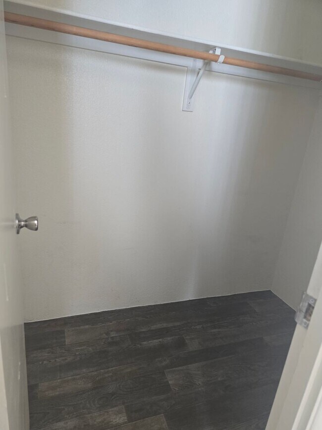 Building Photo - 1915 N Park Ave