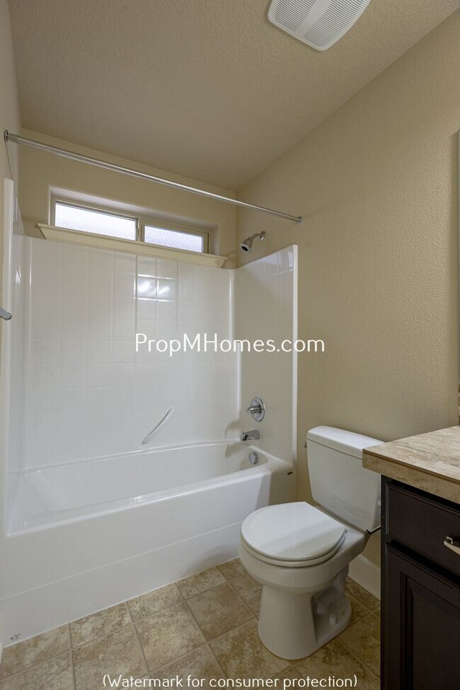 Building Photo - Beautiful Open Concept Four Bedroom Plus Office/Den in Villebois!