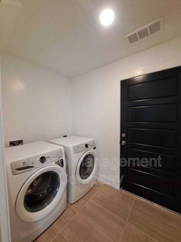 Building Photo - 524 W Balsam Ln