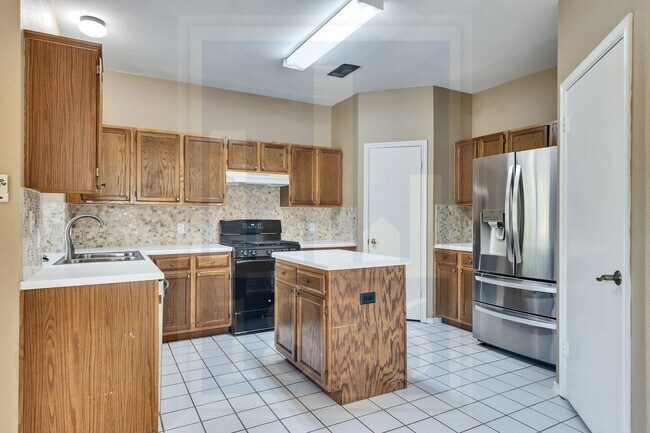 Building Photo - 2104 Grove Dr