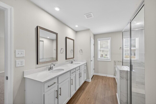 Building Photo - Like-New Harlem Home!