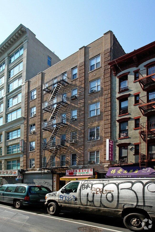 Building Photo - 209 Grand St