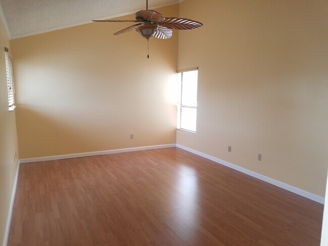 Building Photo - 5421 Vineland Rd