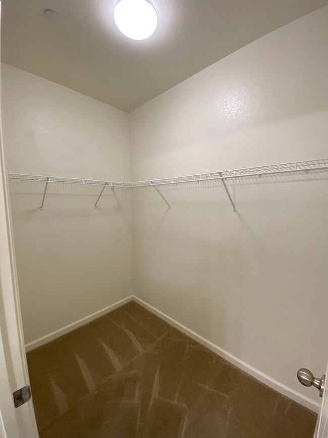Building Photo - NW Visalia Home Available now, October SPE...